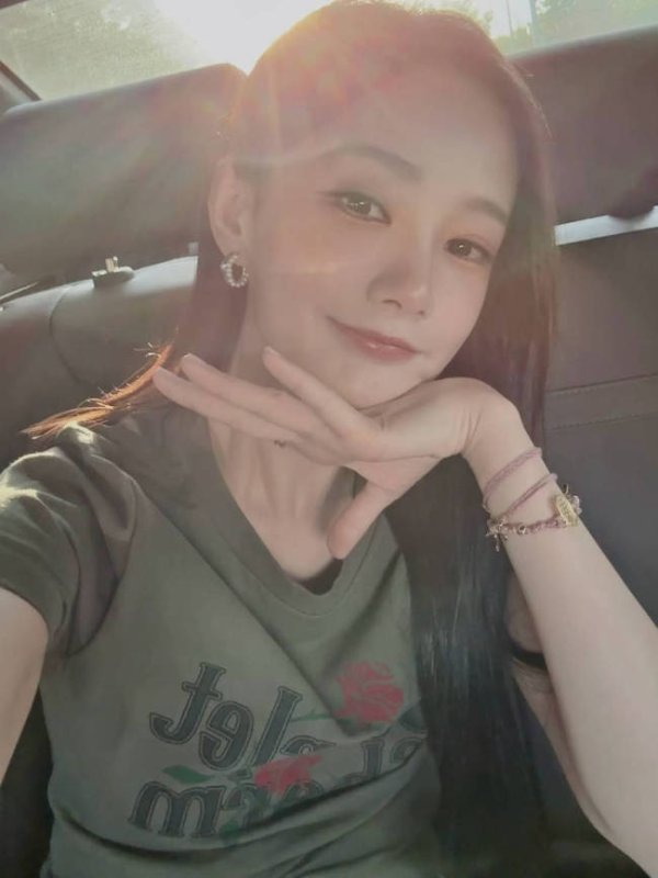 美美配资 李一桐穿搭休闲坐车里搞怪自拍
